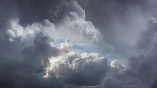 Gewitterwolken bewegen sich am dunklen Himmel.