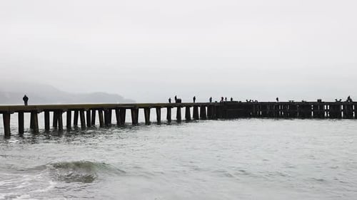 Pêcheurs sur le Torpedo Wharf dans la baie de San Francisco