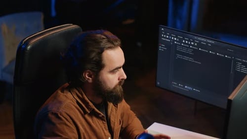 Ratloser IT-Administrator fühlt sich verblüfft über Skriptfehler, die Hände auf Kopf legen
