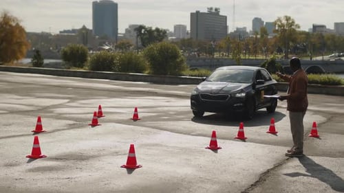 Treinador de condução instruindo o aluno a navegar no veículo do aluno