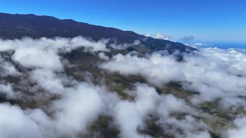 Wolken auf der Landschaft von Maui.