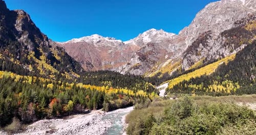 Tal und verschneiter Berg