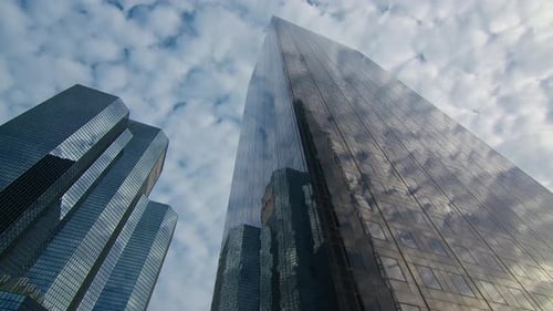 Ansicht Blick nach oben auf die moderne Bürogebäudearchitektur im Finanzviertel Geschäfts- und