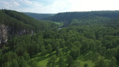 Kameraschwenk über das wunderschöne grüne Tal