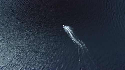 Jetski-Luftfahrt über den Wasseroberflächensee