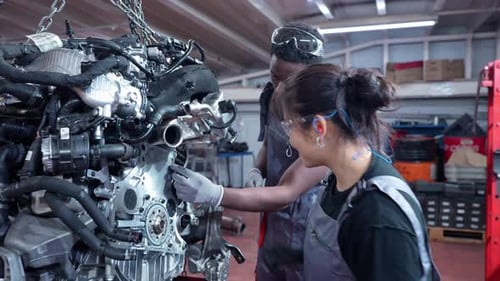 Mechaniker untersuchen Automotor in der Werkstatt