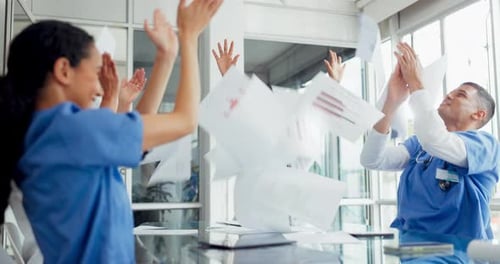 Médico, equipe e aplausos em comemoração pela vitória, vitória ou conquista médica no trabalho em equipe