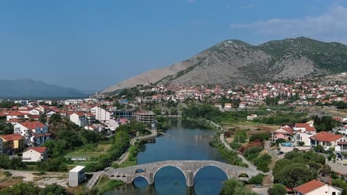Ciudad de Trebinje y antiguo puente de piedra