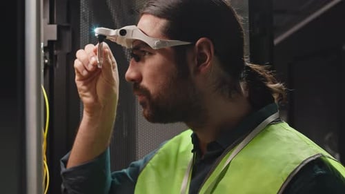 Systemadministrator überprüft Mainframe im Serverraum