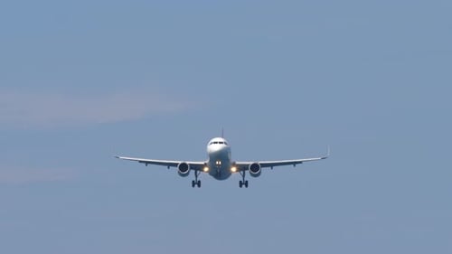 Flugzeug im blauen Himmel, Ansicht von unten