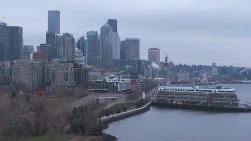 Vue aérienne de la ligne d'horizon de Seattle avec Space Needle et le front de mer