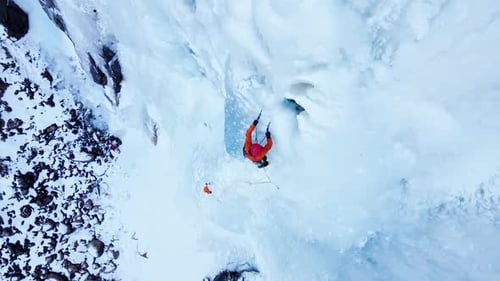 Eisklettern am gefrorenen Wasserfall