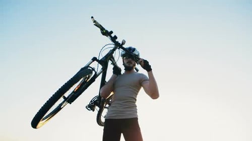 Ciclista segura sua bicicleta