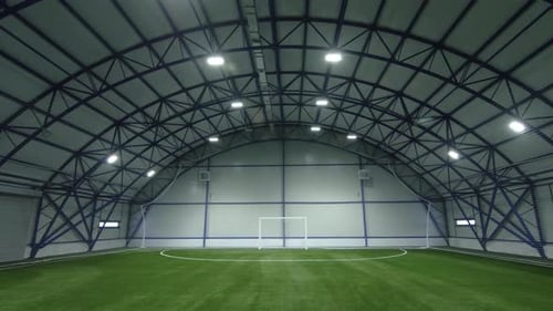 Fußballfeld mit Toren und grünem Rasen im Sportzentrum