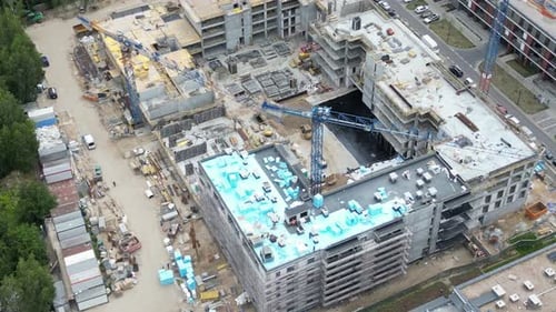 Luftaufnahme der Baustelle mit Kran und Gebäude. Ansicht der großen Bebauung von oben