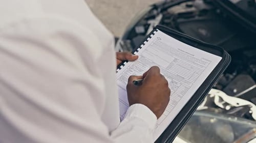 Autoservice, Checkliste und Handschrift für Mechaniker- und Transportqualitätskontrolljobs