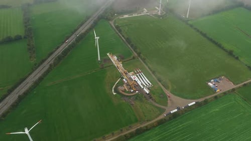 L'assemblage d'éoliennes est en cours, vu de dessus en Allemagne