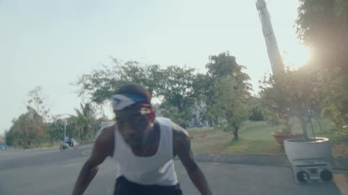 Jeune homme noir dribble au basket sur un terrain extérieur
