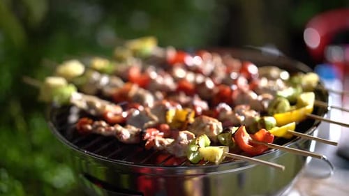 BBQ- oder Barbecue-Food-Party mit Grillfleisch.
