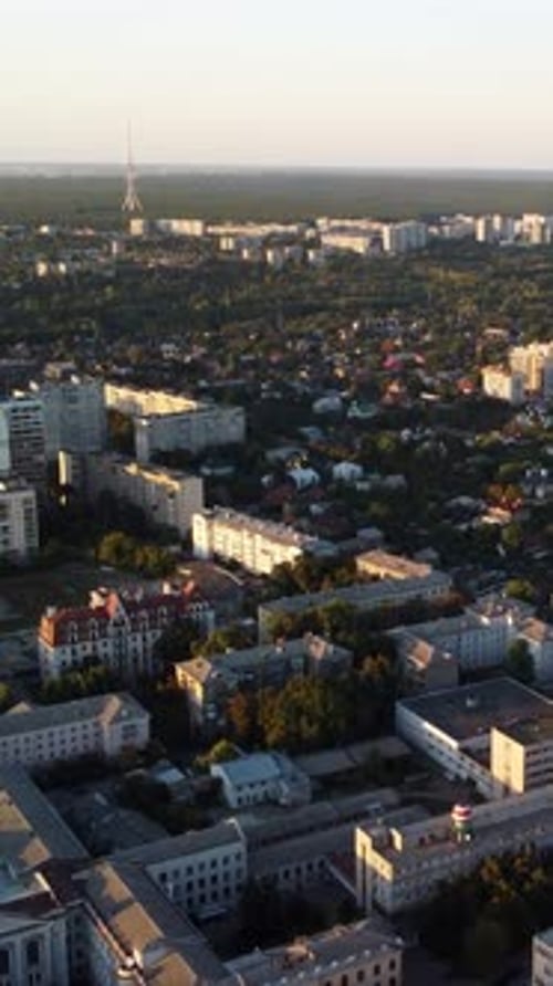 Paisaje urbano de Járkov con parque verde en la Hora Dorada