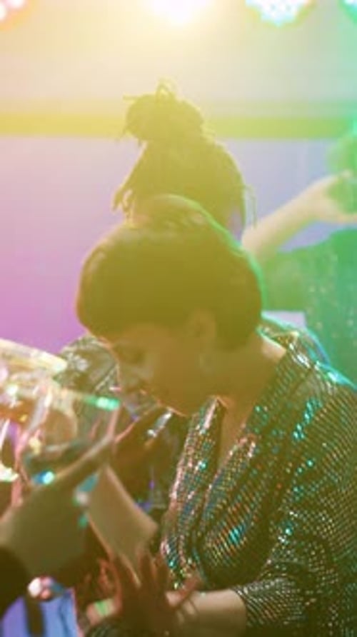 Vidéo verticale Happy Diverse People Clinking Glasses