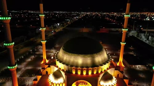 Bilder einer prachtvoll beleuchteten Moschee am Abend