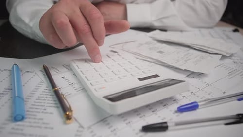 Calculez vos finances efficacement avec une calculatrice et des documents pour de meilleurs résultats