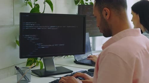 Jovem multiétnico, desenvolvedor, programador, engenheiro de software, suporte de TI