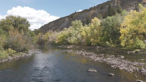 4K voando pelo lindo rio da montanha