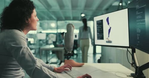 Bein, Prothese oder Frau am Computer für Forschung, inklusive oder bahnbrechende Entwicklung