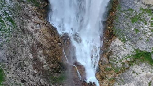 Voando em direção à beira de uma cachoeira. Olhando para o vale. Águas de fluxo rápido.
Reserve uma guerra