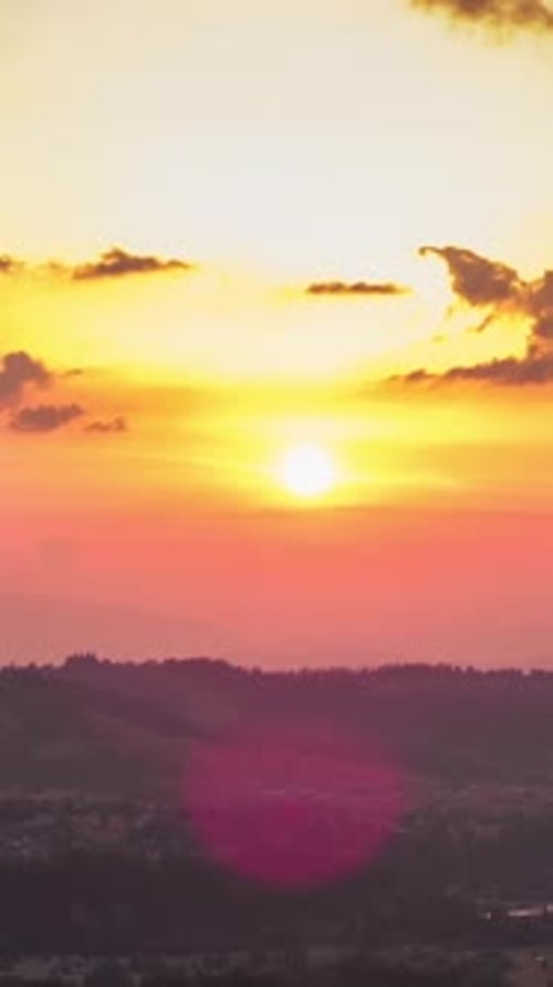 Une femme caucasienne court le long du remblai, vue inhabituelle filmée sur un Drone FPV