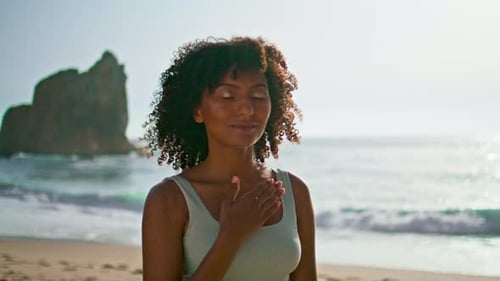 женщина медитирует с улыбкой на лице