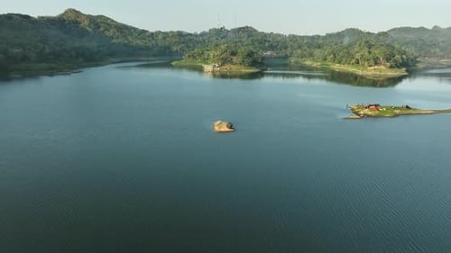 Vista aérea del hermoso lago artificial en el embalse de Sermo