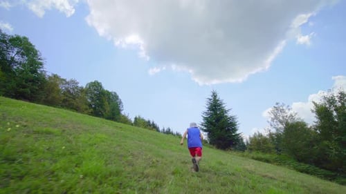 criança correndo livre no prado da montanha