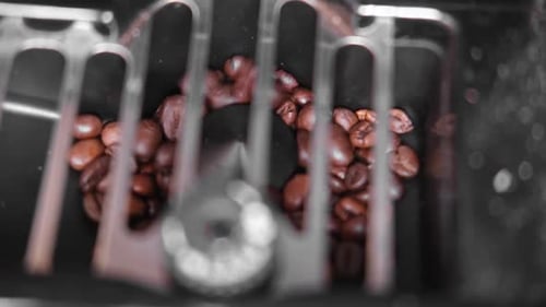 Vista aproximada da máquina de moagem de café com grãos de café Moedor elétrico de café na cozinha Closeup