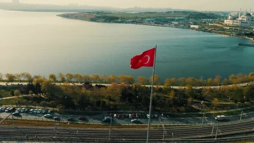 Zeitlupenaufnahme der schwenkenden türkischen Flagge in Uhd