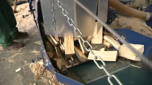 détail de la chaîne de montage de coupe de bois, production automatisée de coupe de grumes