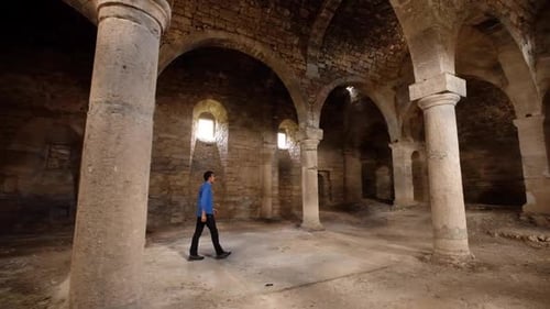Turista en la antigua iglesia de piedra