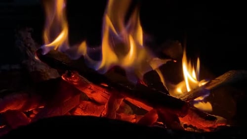 Brennholz, das nachts brennt, um Wärme zu spenden, Nahaufnahme