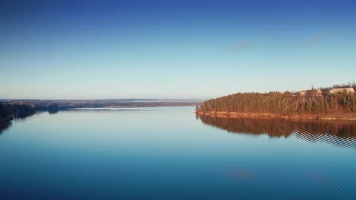 Wunderschöne Naturlandschaft des Flusses. Drohnen-Luftaufnahme der natürlichen Flusslandschaft