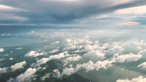 Vista aérea desde el avión. Volando por encima de las nubes, el bosque, el lago y la montaña. Imágenes aéreas.