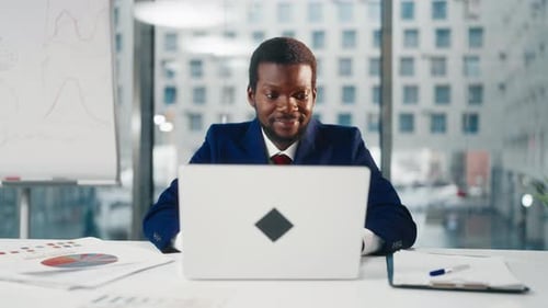 Dia de trabalho no escritório Empresário de sucesso abrindo laptop e trabalhando sozinho Retrato de africano