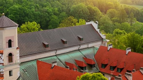 Vue aérienne de l'abbaye bénédictine de Tyniec en Pologne à l'aube