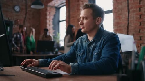 Portrait d'un homme d'âge moyen dans un ingénieur de bureau ou un architecte travaillant avec un projet de création informatique