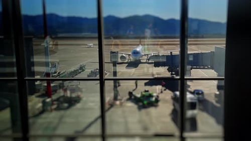 Der Flugplatz von Mountain Country wurde mit Tilt Shift gefilmt, wo sich das Bodenpersonal auf das Treffen mit dem Flugzeug vorbereitet