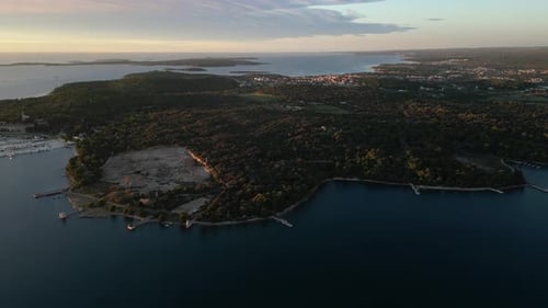 Vista aérea del tranquilo puerto deportivo y la costa, Croacia.