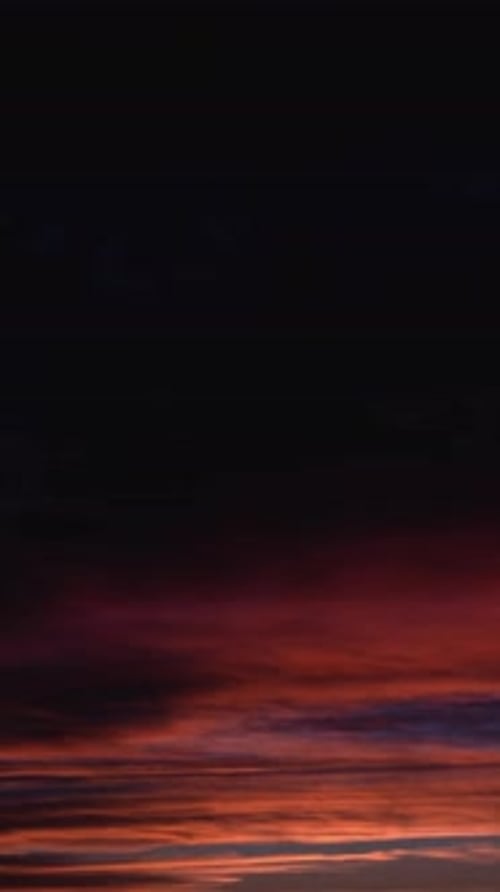 Vertikales Video: Mitreißende Sonnenstrahlen durchbrechen den Sturm in Arizona