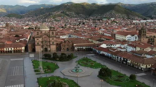 Unvergleichliche Luftumlaufbahn von Cuscos Plaza de Armas, der Kirche Compania de Jesus, der Stadt und den Anden am