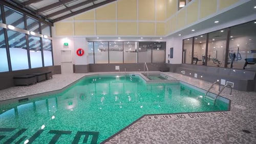Schwimmbad in einem Hotel oder Freizeitzentrum
